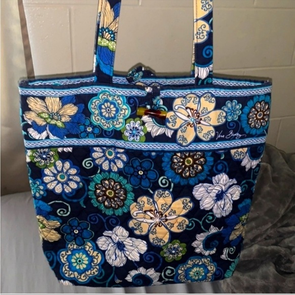 Vera BRADLEY TOTE - Picture 1 of 3